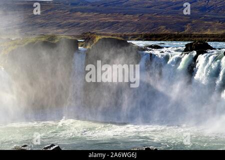 Bardardalur Bezirk, Island. Spray driftet aus der Godafoss Wasserfall in der Bardardalur Nordosten Islands. Stockfoto