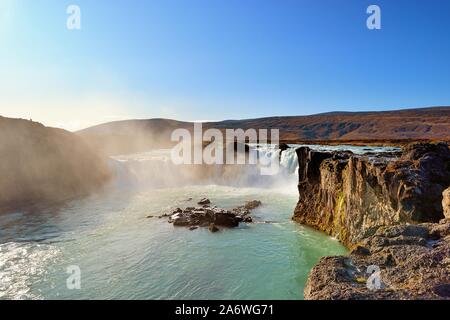 Bardardalur Bezirk, Island. Spray driftet aus der Godafoss Wasserfall in der Bardardalur Nordosten Islands. Stockfoto