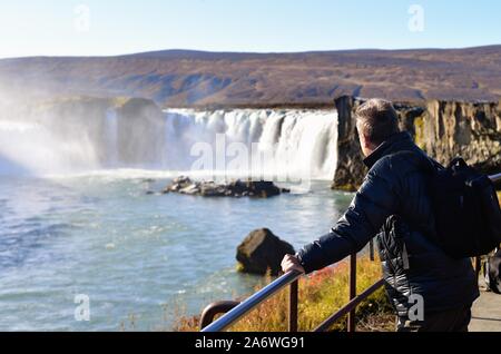 Bardardalur Bezirk, Island. Tourist, in der Majestät der Godafoss Wasserfall in der Bardardalur Nordosten Islands. Stockfoto