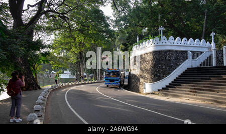 KANDY, SRI LANKA - August 05, 2019: Unspezifische Frau nahm, Foto, Sie sind lokale Bus- und Tuk Tuk für alle Menschen. Es ist lokaler Transport von Sri Stockfoto