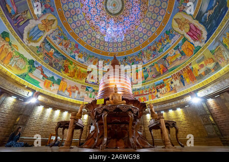 KANDY, SRI LANKA - AUGUST 05-2019: Der Tempel in Kandy, Sri Lanka. Die Tür aus Holz. Es ist eine der berühmten Tempel für Reisen. Stockfoto