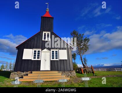 Bezirk Hróarstunga, Island. Kirkjubær Kirche im Ortsteil Hróarstunga im Nordosten Islands. Stockfoto