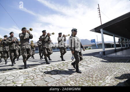 Studenten der Adolfo V. Halle Institut in den letzten Umzug der Schule 2019 Stockfoto