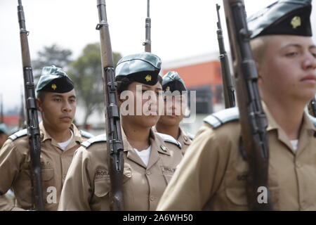 Studenten der Adolfo V. Halle Institut in den letzten Umzug der Schule 2019 Stockfoto