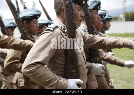 Studenten der Adolfo V. Halle Institut in den letzten Umzug der Schule 2019 Stockfoto