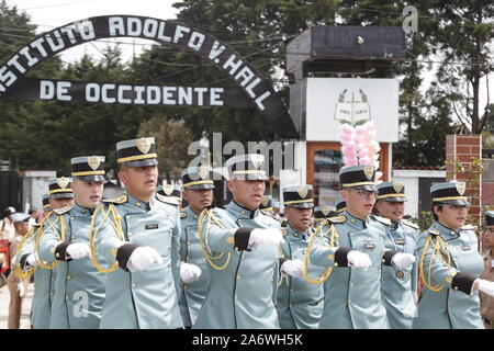 Studenten der Adolfo V. Halle Institut in den letzten Umzug der Schule 2019 Stockfoto