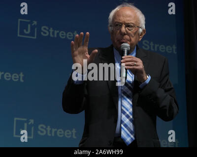 Washington DC, USA. 28 Okt, 2019. 2020 Demokratische Präsidentschaftskandidat Senator Bernie Sanders Adressen Das J Street nationale Konferenz über die US-Israelischen Beziehungen, den israelisch-palästinensischen Konflikt und die Zukunft der US-Außenpolitik. Credit: Sue Dorfman/ZUMA Draht/Alamy leben Nachrichten Stockfoto