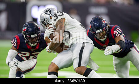 Houston, Texas, USA. 27 Okt, 2019. Houston Texans starke Sicherheit Justin Reid (20) und cornerback Gareon Conley (22) Angriff der Oakland Raiders zurück laufen DeAndre Washington (33) im vierten Quartal an NRG Stadion in Houston, Texas. Die endgültige Punktzahl 27-24 Texans. Maria Lysaker/CSM/Alamy leben Nachrichten Stockfoto