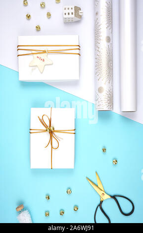 Weihnachten flach miminal Zusammensetzung der Geschenkverpackung in Weiß, Gold und Hellblau Thema. Stockfoto