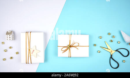 Weihnachten flach miminal Zusammensetzung der Geschenkverpackung im Trend White Gold und Hellblau Thema Grenze mit negativen kopieren. Stockfoto