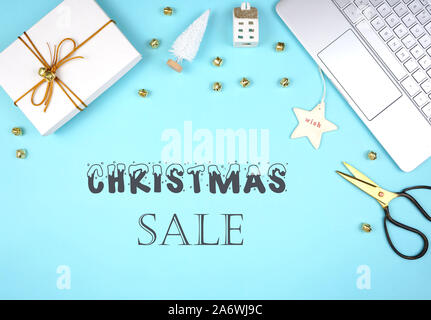 Weihnachten flach miminal Komposition für Geschenkverpackung und Internet Einkaufen in Weiß, Gold und Hellblau Thema mit Weihnachten Verkauf Text. Stockfoto