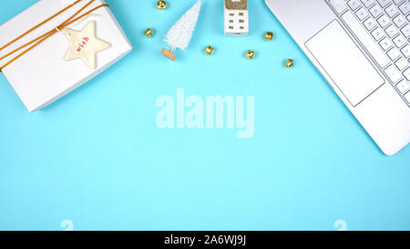 Weihnachten flach miminal Komposition für Geschenkverpackung und Internet Einkaufen in Weiß, Gold und Hellblau Thema mit negativen kopieren. Stockfoto