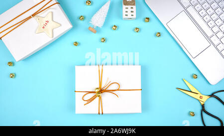 Weihnachten flach miminal Komposition für Geschenkverpackung und Internet Einkaufen in Weiß, Gold und Hellblau Thema. Stockfoto