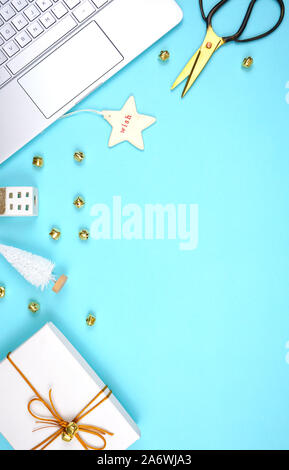 Weihnachten flach miminal Komposition für Geschenkverpackung und Internet Einkaufen in Weiß, Gold und Hellblau Thema mit negativen kopieren. Stockfoto