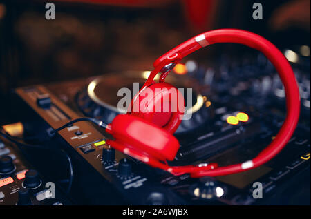 Closeup paar Jubeln red Kopfhörer für DJ. cd mp4 Musik dj Mischpult Musik Party im Nachtclub. Club Konsole für Experimente mit Musik. Stockfoto