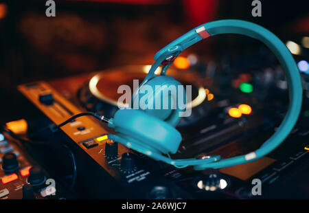 Closeup paar Aqua Blue Emerald Green Kopfhörer für DJ. cd mp4 Musik dj Mischpult Musik Party im Nachtclub. Club Konsole für Experimente mit Stockfoto