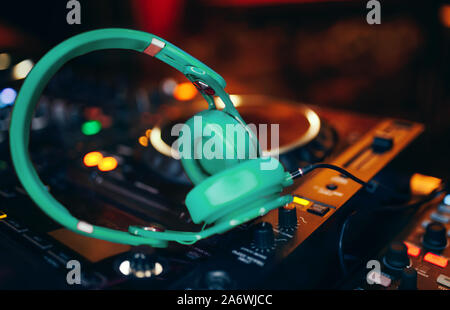Closeup paar Aqua Blue Emerald Green Kopfhörer für DJ. cd mp4 Musik dj Mischpult Musik Party im Nachtclub. Club Konsole für Experimente mit Stockfoto
