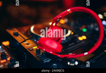 Closeup paar Jubeln red Kopfhörer für DJ. cd mp4 Musik dj Mischpult Musik Party im Nachtclub. Club Konsole für Experimente mit Musik. Stockfoto