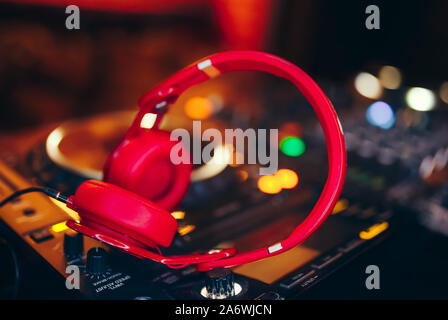 Closeup paar Jubeln red Kopfhörer für DJ. cd mp4 Musik dj Mischpult Musik Party im Nachtclub. Club Konsole für Experimente mit Musik. Stockfoto