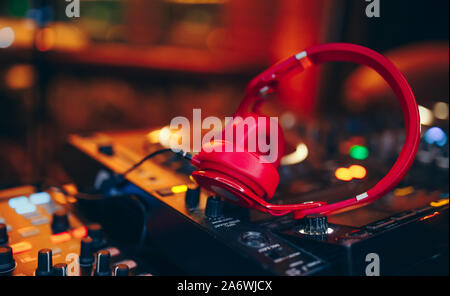 Closeup paar Jubeln red Kopfhörer für DJ. cd mp4 Musik dj Mischpult Musik Party im Nachtclub. Club Konsole für Experimente mit Musik. Stockfoto