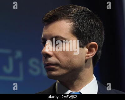 Washington DC, USA. 28 Okt, 2019. Demokratische Präsidentschaftskandidat Bürgermeister Peter Buttigieg Adressen Das J Street nationale Konferenz. Er wird von Pod Speichern interviewte den WorldÃs hosts Ã' ehemaligen Weißen Haus des Rates für nationale Sicherheit Sprecher Tommy Vietor und den ehemaligen Stellvertretenden Nationalen Sicherheitsberater Ben Rhodes Ã' über die US-Israelischen Beziehungen, den israelisch-palästinensischen Konflikt und die Zukunft der US-Außenpolitik. Credit: Sue Dorfman/ZUMA Draht/Alamy leben Nachrichten Stockfoto