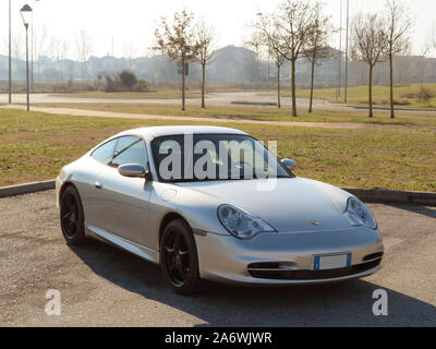 Bologna, Italien - 6. Februar 2019: Seitenansicht eines grauen turbo Sport Auto, Porsche Carrera 996 4 in einem Stadtpark. Stockfoto