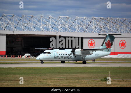 De Havilland Dash 8 C-FJVV Air Canada Express rollt durch Air Canada Hangar am internationalen Flughafen von Montreal, Quebec, Kanada, 23. August 2019 Stockfoto