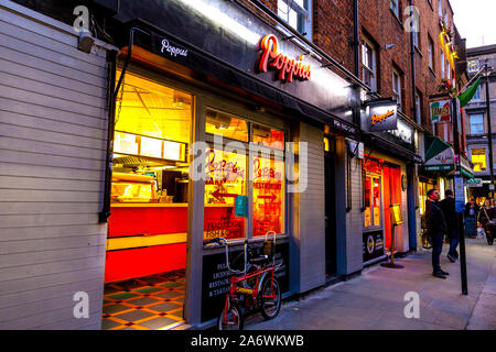 Die Außenseite des Poppie's Fish und Chips shop in Soho, London, UK Stockfoto