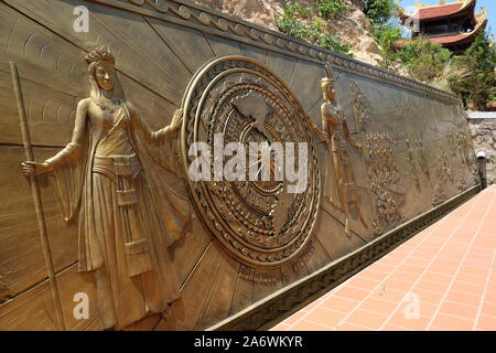 Vietnam Phu Quoc - Ho Quoc Pagode Bronze Relief Stockfoto