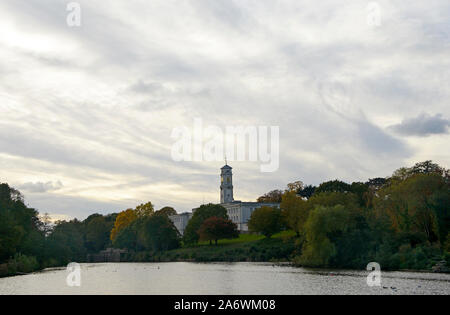 Gebäude, Nottingham Trent University, über den See. Stockfoto