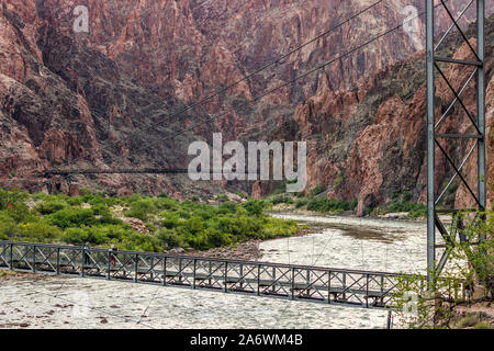 Sowohl die Silver Bridge und die Schwarze Brücke über den Colorado River am unteren Rand des Grand Canyon in der gleichen Foto Stockfoto