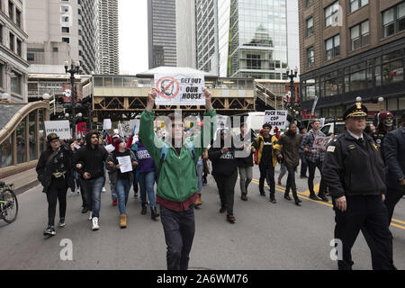 Chicago, IL, USA. 28 Okt, 2019. Chicagoans gingen auf die Straße, um zu protestieren, während Präsident Trumpf bei der Internationalen Vereinigung der Polizeichefs der Konferenz war. Credit: Rick Majewski/ZUMA Draht/Alamy leben Nachrichten Stockfoto