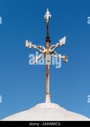 Rusty weiß Himmelsrichtung oder Richtung Zeiger Zeichen gegen den blauen Himmel. Richtung Norden, Süden, Osten, Westen sind durch Initialen N, E, S, W. gekennzeichnet. Stockfoto