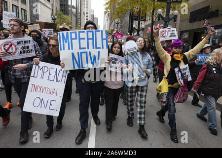 Chicago, IL, USA. 28 Okt, 2019. Chicagoans gingen auf die Straße, um zu protestieren, während Präsident Trumpf bei der Internationalen Vereinigung der Polizeichefs der Konferenz war. Credit: Rick Majewski/ZUMA Draht/Alamy leben Nachrichten Stockfoto