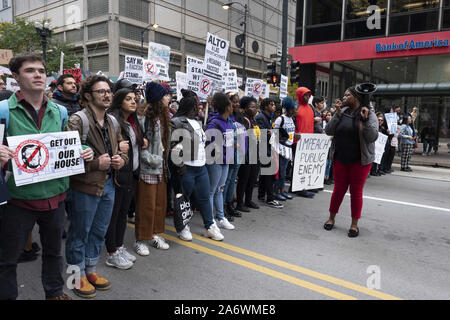 Chicago, IL, USA. 28 Okt, 2019. Chicagoans gingen auf die Straße, um zu protestieren, während Präsident Trumpf bei der Internationalen Vereinigung der Polizeichefs der Konferenz war. Credit: Rick Majewski/ZUMA Draht/Alamy leben Nachrichten Stockfoto