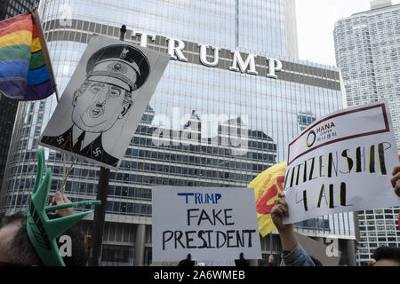 Chicago, IL, USA. 28 Okt, 2019. Chicagoans gingen auf die Straße, um zu protestieren, während Präsident Trumpf bei der Internationalen Vereinigung der Polizeichefs der Konferenz war. Credit: Rick Majewski/ZUMA Draht/Alamy leben Nachrichten Stockfoto