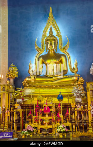 BANGKOK, THAILAND - 22. Dezember 2018: Phra Puttha Jinnarat, Hauptaltar mit sitzender Buddha von Wat Benchamabophit (Marmor-Tempel), Bangkok, Thailand. Stockfoto