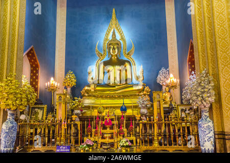 BANGKOK, THAILAND - 22. Dezember 2018: Phra Puttha Jinnarat, Hauptaltar mit sitzender Buddha von Wat Benchamabophit (Marmor-Tempel), Bangkok, Thailand. Stockfoto