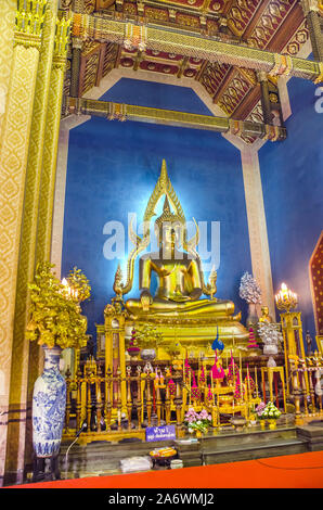BANGKOK, THAILAND - 22. Dezember 2018: Phra Puttha Jinnarat, Hauptaltar mit sitzender Buddha von Wat Benchamabophit (Marmor-Tempel), Bangkok, Thailand. Stockfoto