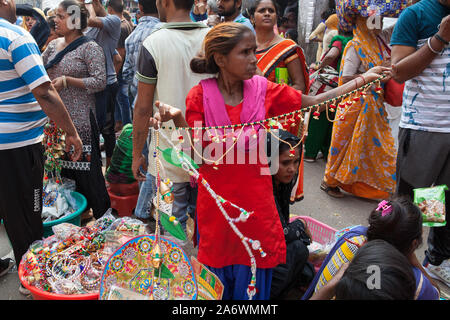 Ein Anbieter verkaufen diwali Dekorationen in der Sadar Bazar Stadtteil von Delhi Stockfoto