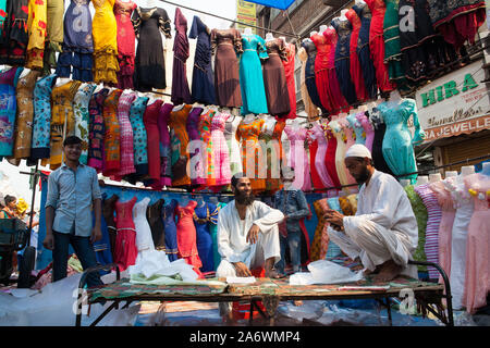 Marktstand verkaufen Saris im Sadar Bazar Stadtteil von Delhi Stockfoto