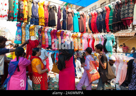 Marktstand verkaufen Saris im Sadar Bazar Stadtteil von Delhi Stockfoto