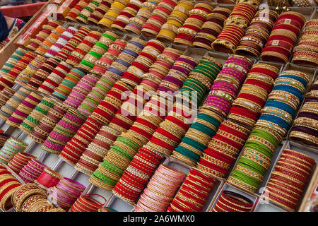 Anzeige der Armreifen zum Verkauf auf dem Markt Sabzi Mandi in Delhi Stockfoto