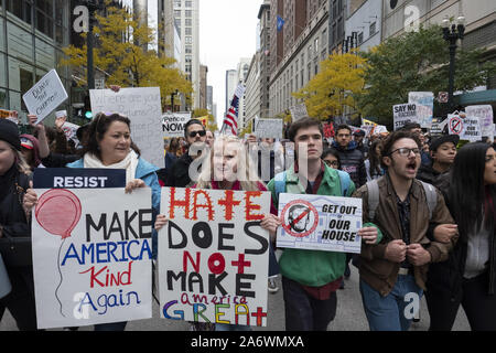 Chicago, IL, USA. 28 Okt, 2019. Chicagoans gingen auf die Straße, um zu protestieren, während Präsident Trumpf bei der Internationalen Vereinigung der Polizeichefs der Konferenz war. Credit: Rick Majewski/ZUMA Draht/Alamy leben Nachrichten Stockfoto