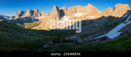 Hohe Betrachtungswinkel bei Sonnenaufgang des Kessels der Türme von Skunk Knopf, gerade unter Texas Pass in der Wind River Range, Berge in der Shoshone Natio Stockfoto