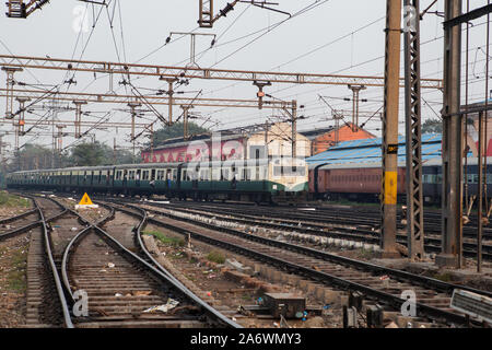 Ein Passagier Zug kommt an Old Delhi Railway Station Stockfoto