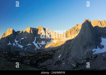 Hohe Betrachtungswinkel bei Sonnenaufgang des Kessels der Türme von Skunk Knopf, gerade unter Texas Pass in der Wind River Range, Berge in der Shoshone Natio Stockfoto