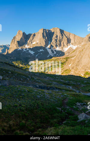 Hohe Betrachtungswinkel bei Sonnenaufgang des Kessels der Türme von Skunk Knopf, gerade unter Texas Pass in der Wind River Range, Berge in der Shoshone Natio Stockfoto