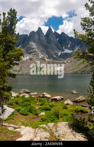 Shadow Lake in der Wind River Range, Berge in der Bridger Teton National Forest, Sublette County, Wyoming, USA. Stockfoto