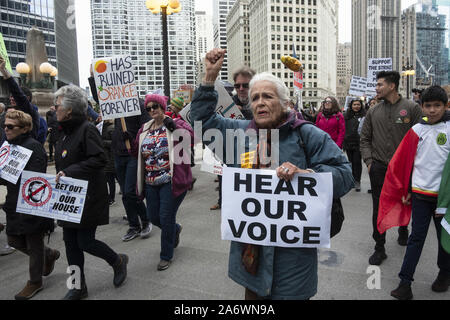 Chicago, IL, USA. 28 Okt, 2019. Chicagoans gingen auf die Straße, um zu protestieren, während Präsident Trumpf bei der Internationalen Vereinigung der Polizeichefs der Konferenz war. Credit: Rick Majewski/ZUMA Draht/Alamy leben Nachrichten Stockfoto